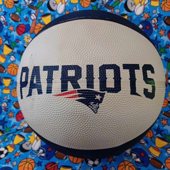 2018 New England Patriots BASKETBALL - Made by Good Stuff - Inflates to 8-9 Lbs - Picture 2 of 7